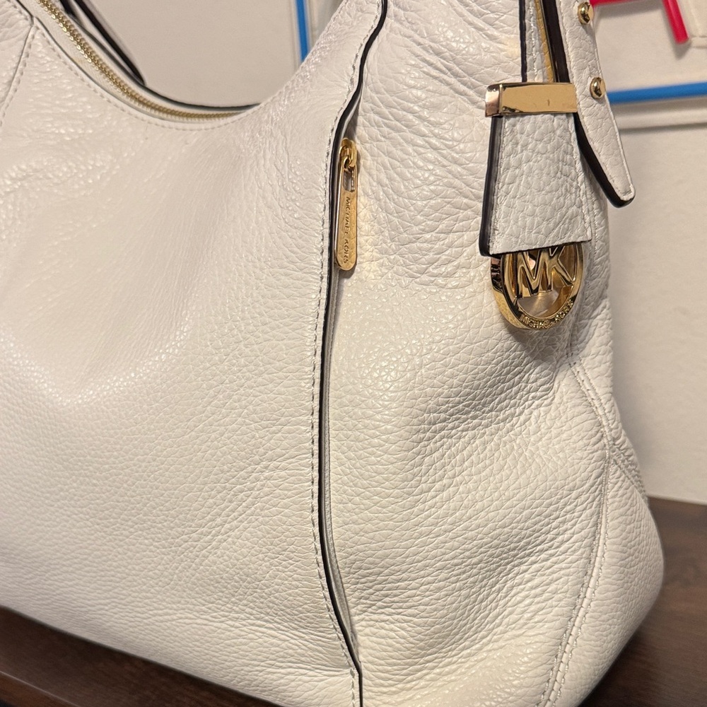Michael Kors Elegant White Leather Shoulder Bag - Picture 8 of 10